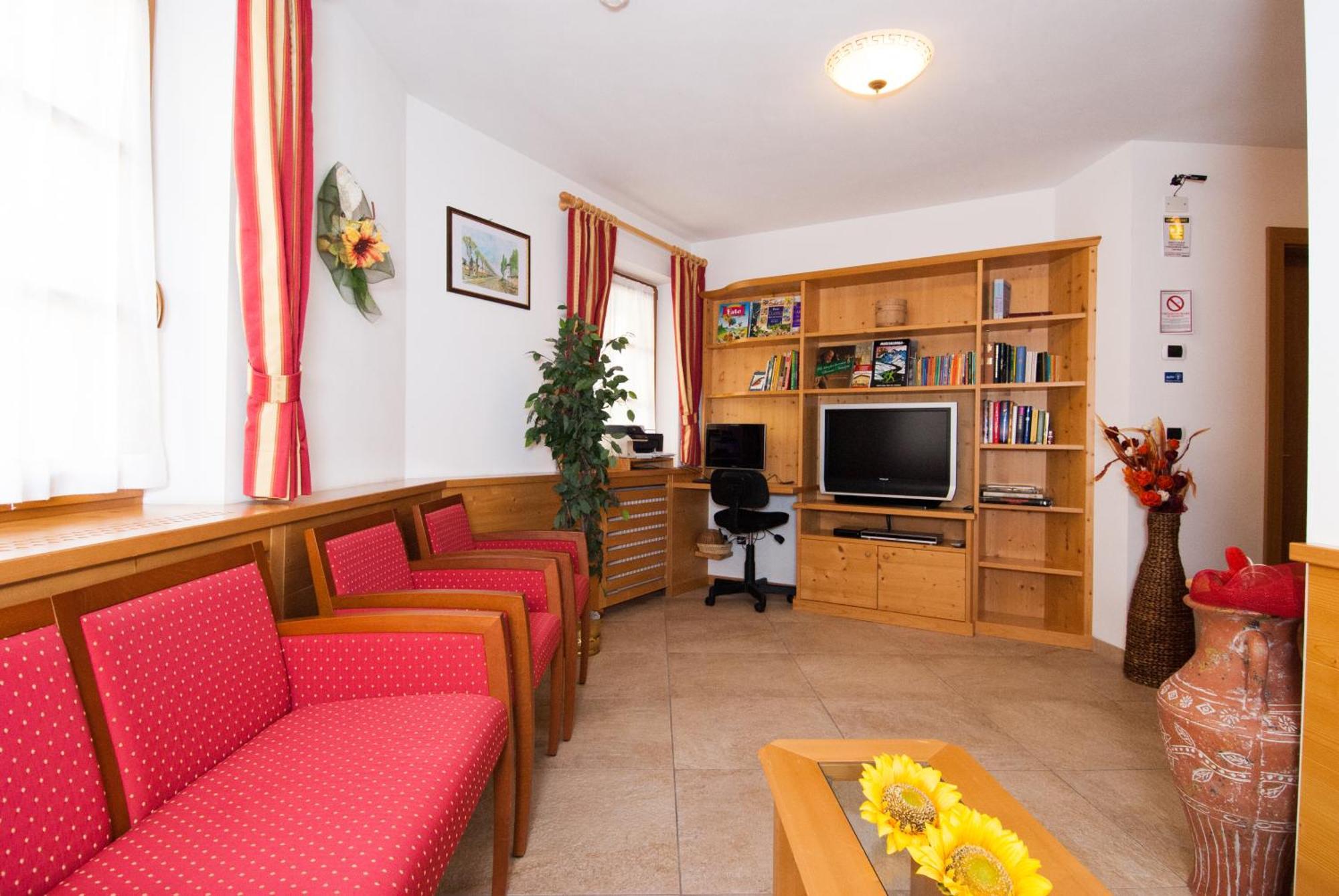 Hotel Garni Manuela Cavalese Esterno foto