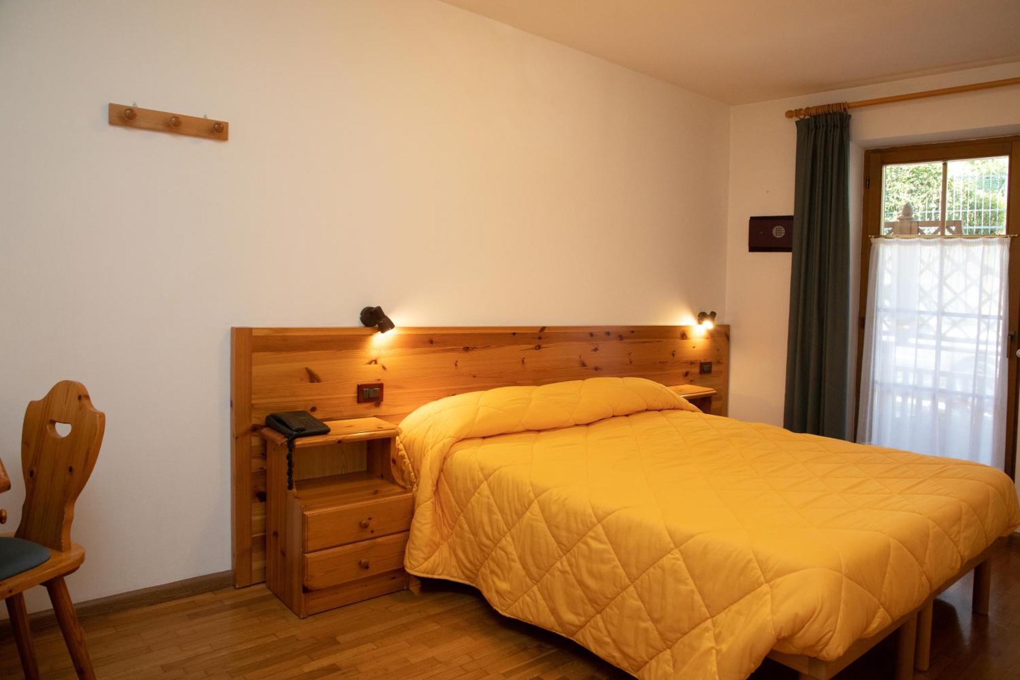 Hotel Garni Manuela Cavalese Esterno foto