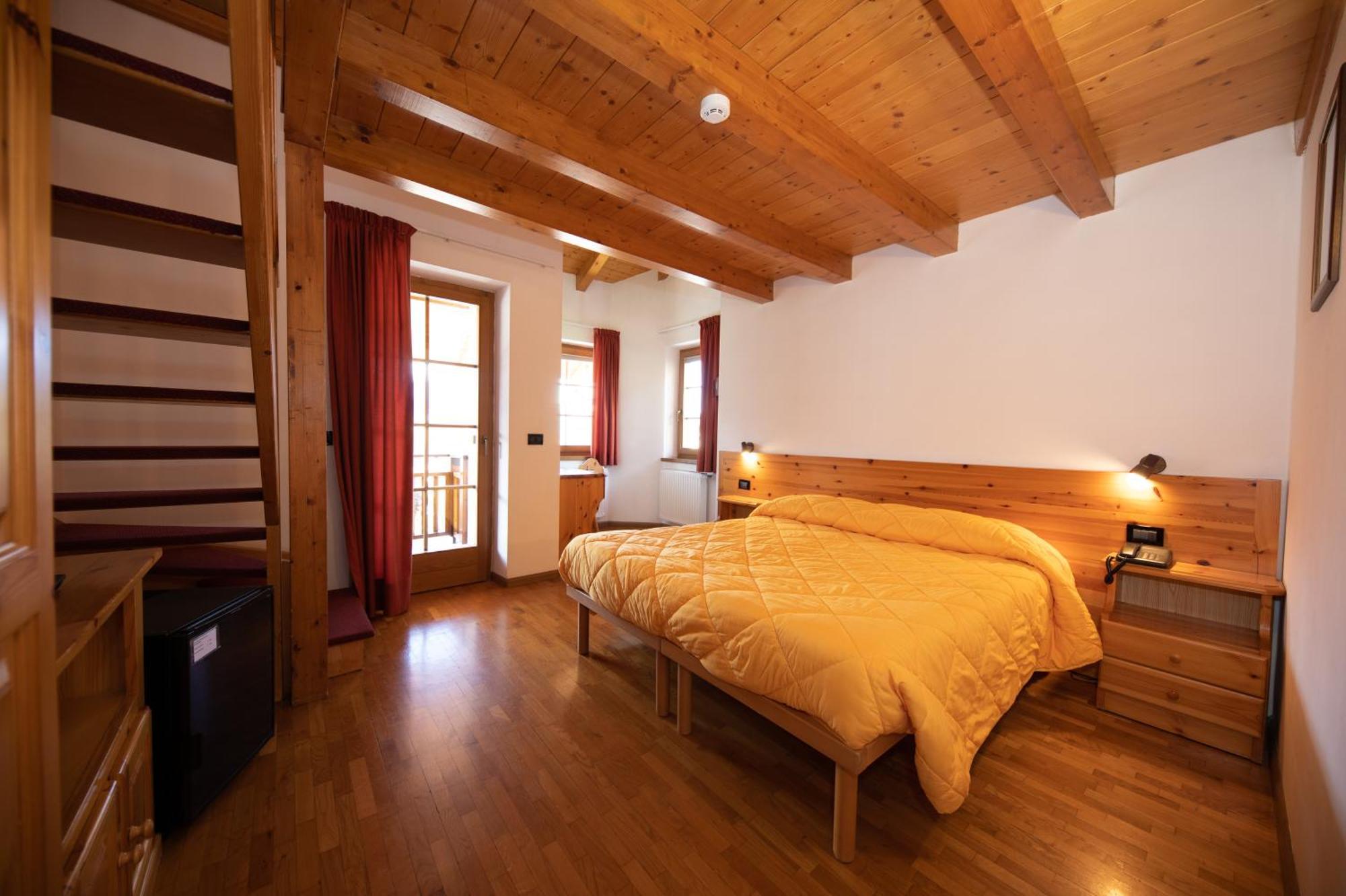 Hotel Garni Manuela Cavalese Esterno foto